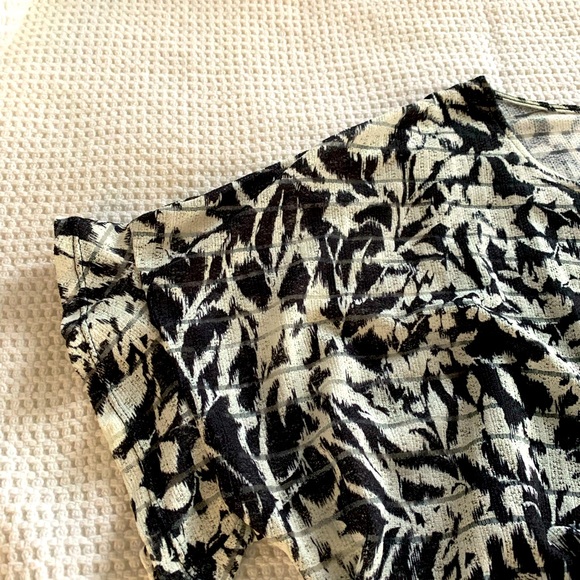 Flowered knit top. Open neck with peek of built-in tank - XL - Picture 3 of 7